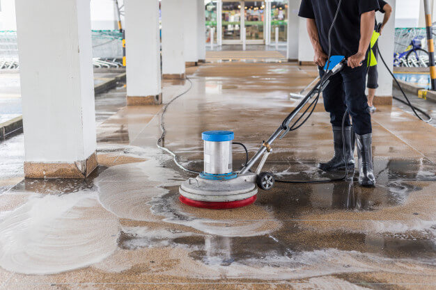 Piso industrial de concreto limpo depois da construção